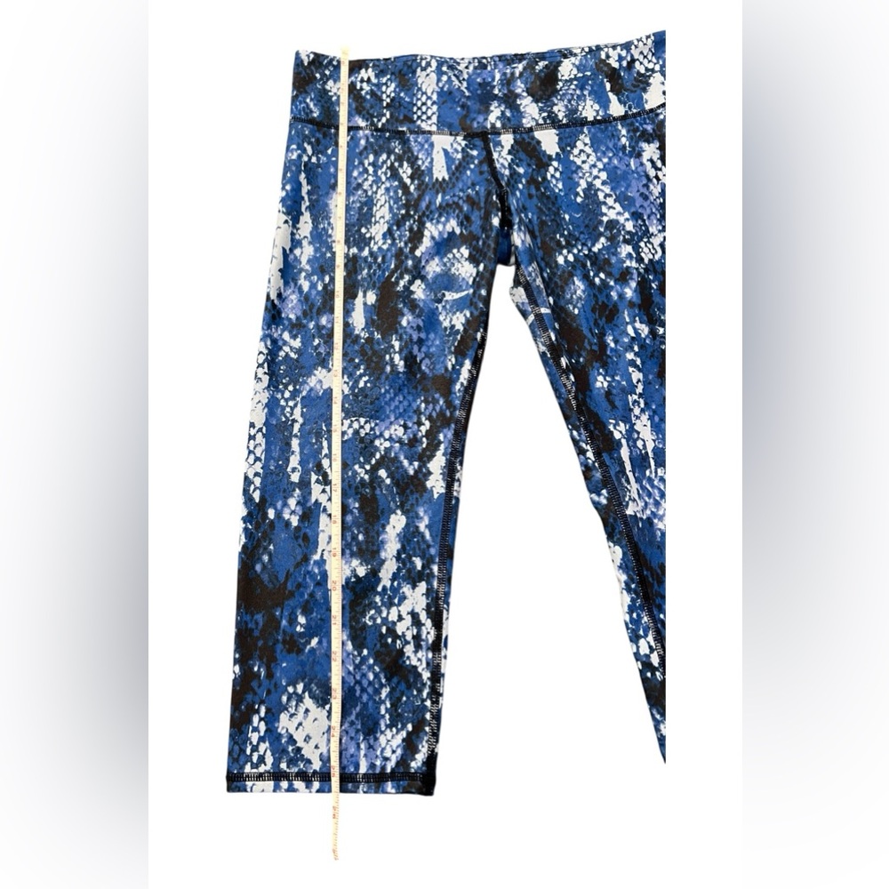 ALO Yoga Airbrush Capri Leggings Blue Python Snakeskin Size M - Picture 6 of 9